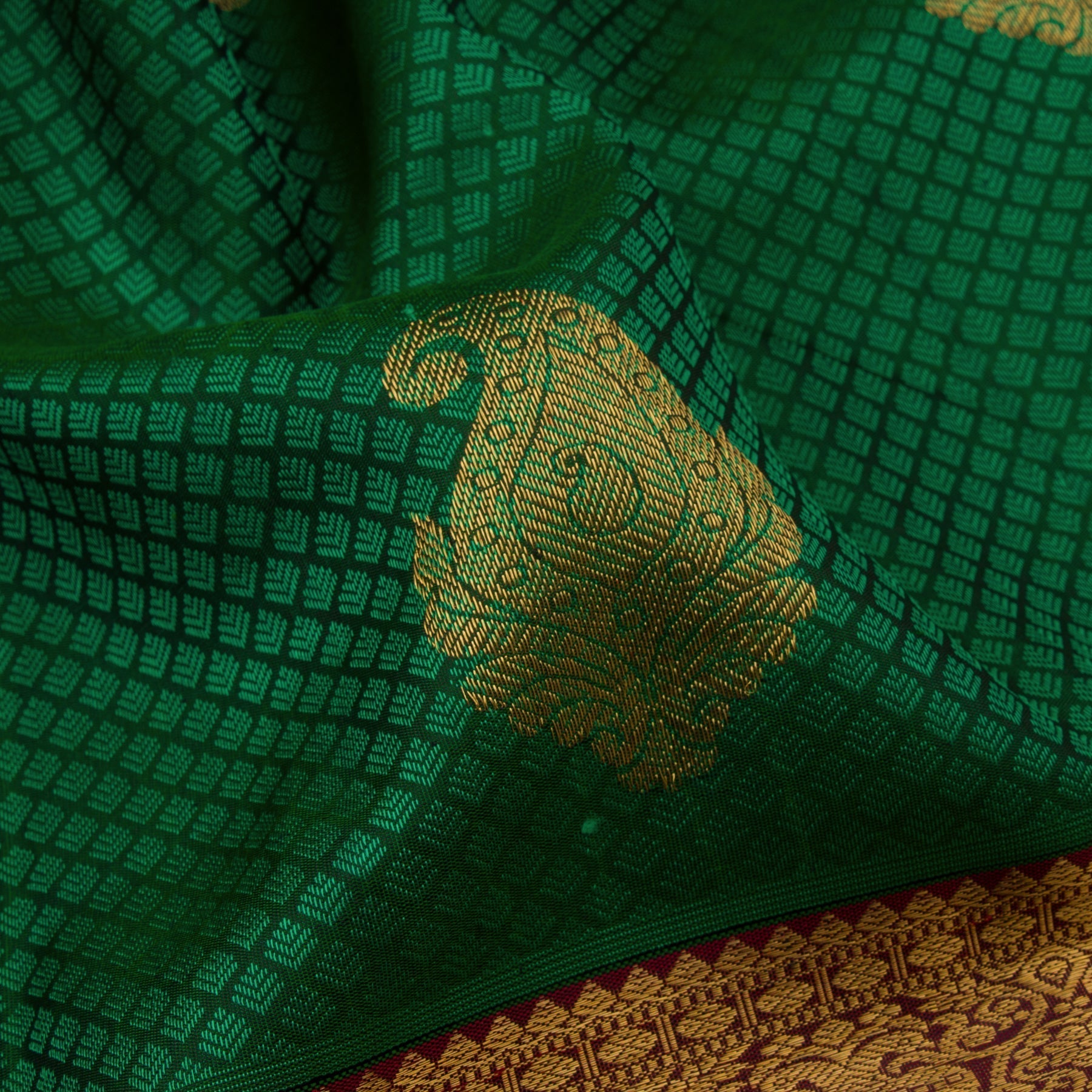 Kanakavalli Kanjivaram Silk Sari 21-599-HS001-08251 - Fabric View