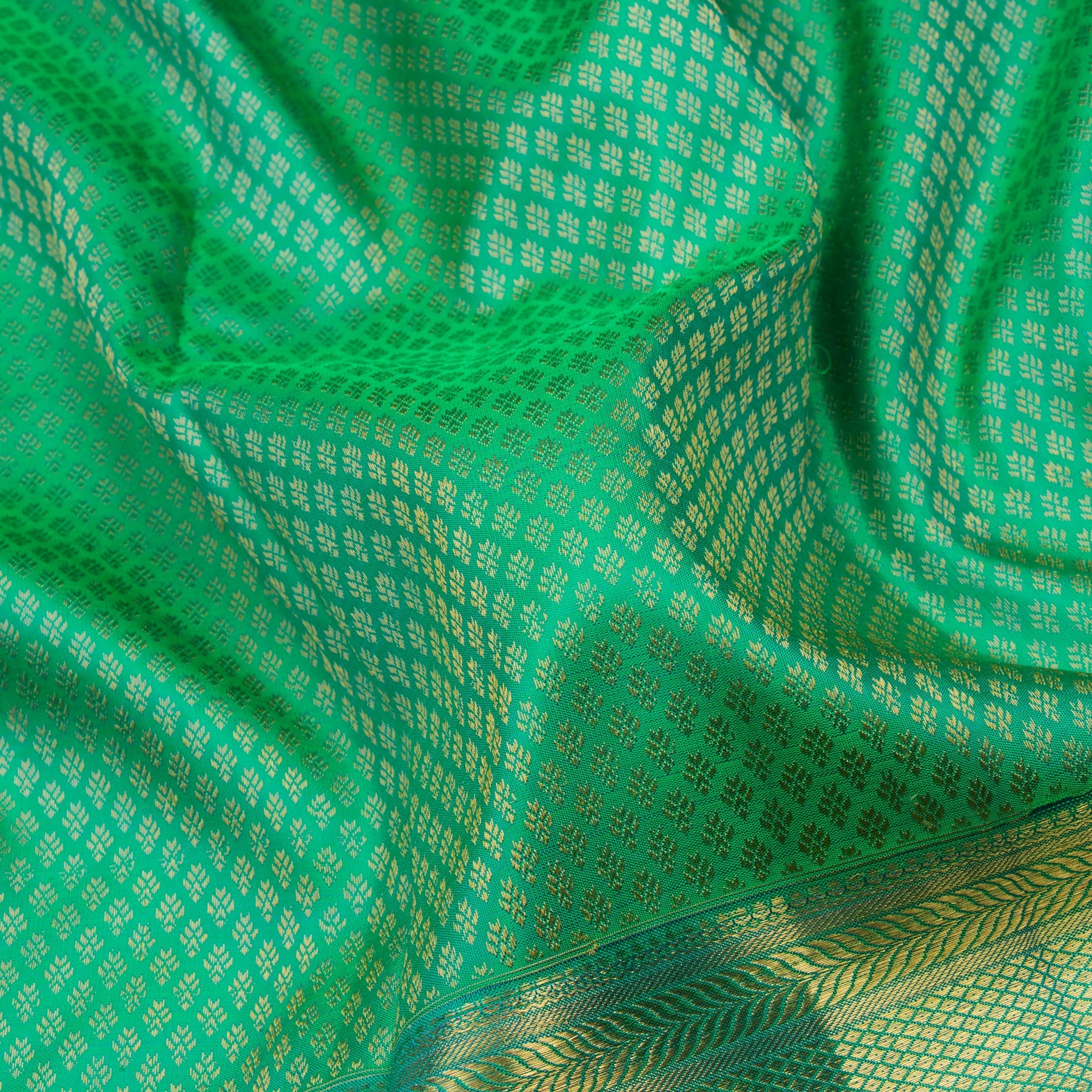 Kanakavalli Kanjivaram Silk Sari 22-060-HS001-00131 - Fabric View
