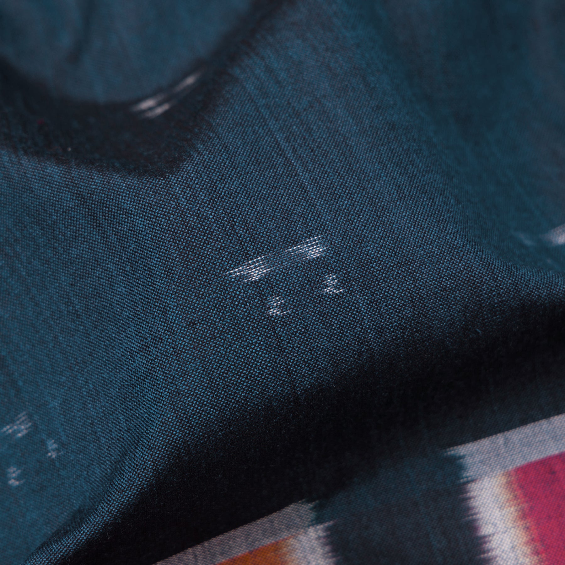  Erisri Ikat Silk Sari 25-027-HS002-00140 - Fabric View