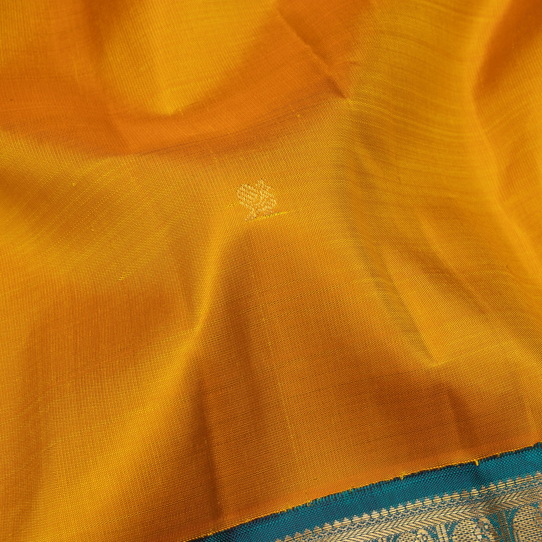 Kanakavalli Kanjivaram Silk Sari 25-110-HS001-00758 - Fabric View