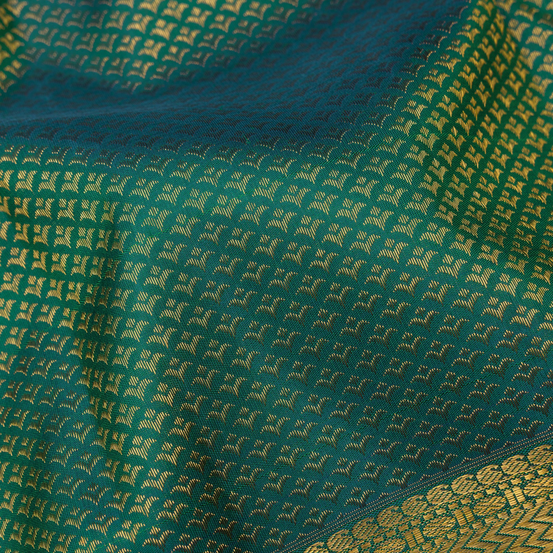 Kanakavalli Kanjivaram Silk Sari 25-595-HS001-06004 - Fabric View