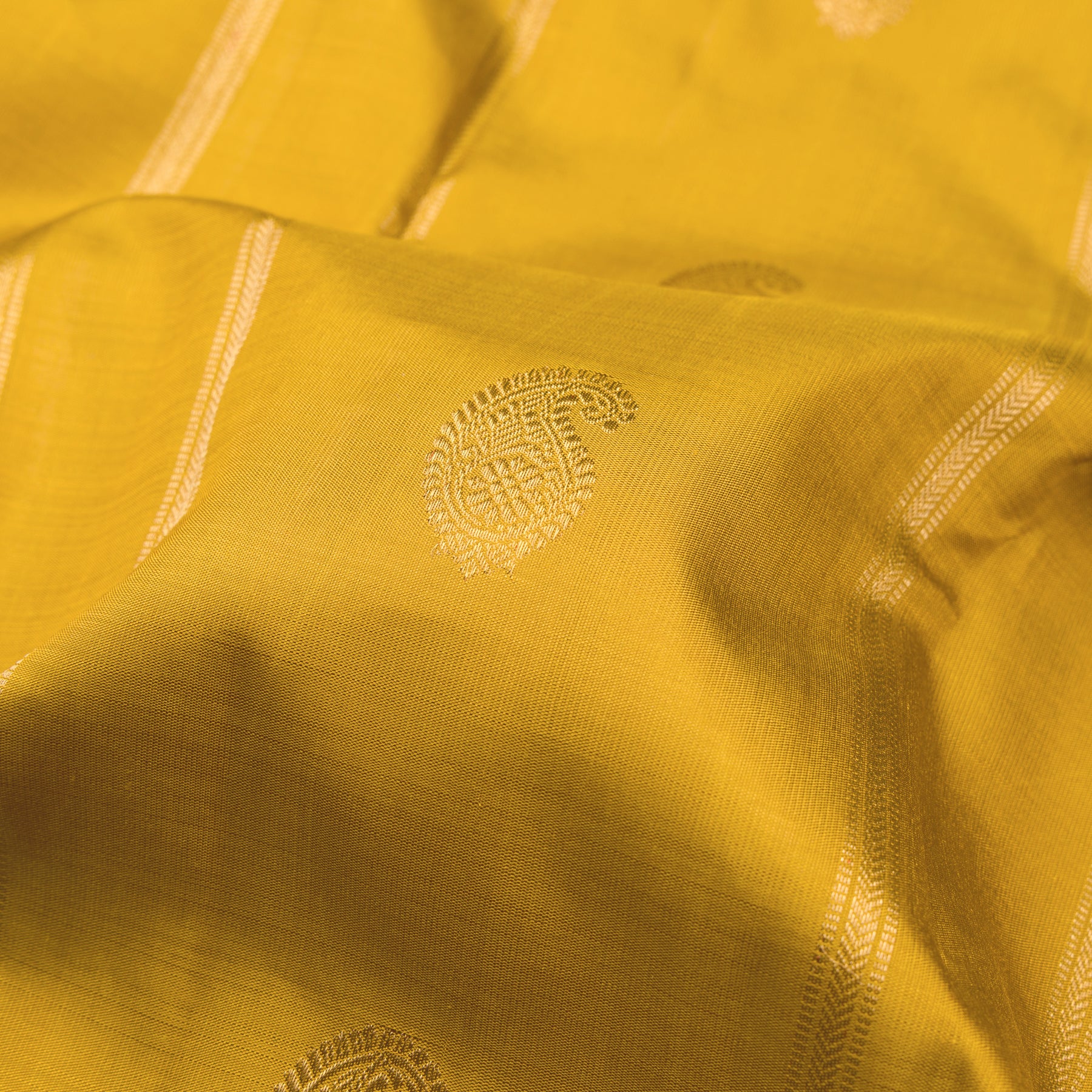 Kanakavalli Kanjivaram Silk Sari 25-599-HS001-07641 - Fabric View
