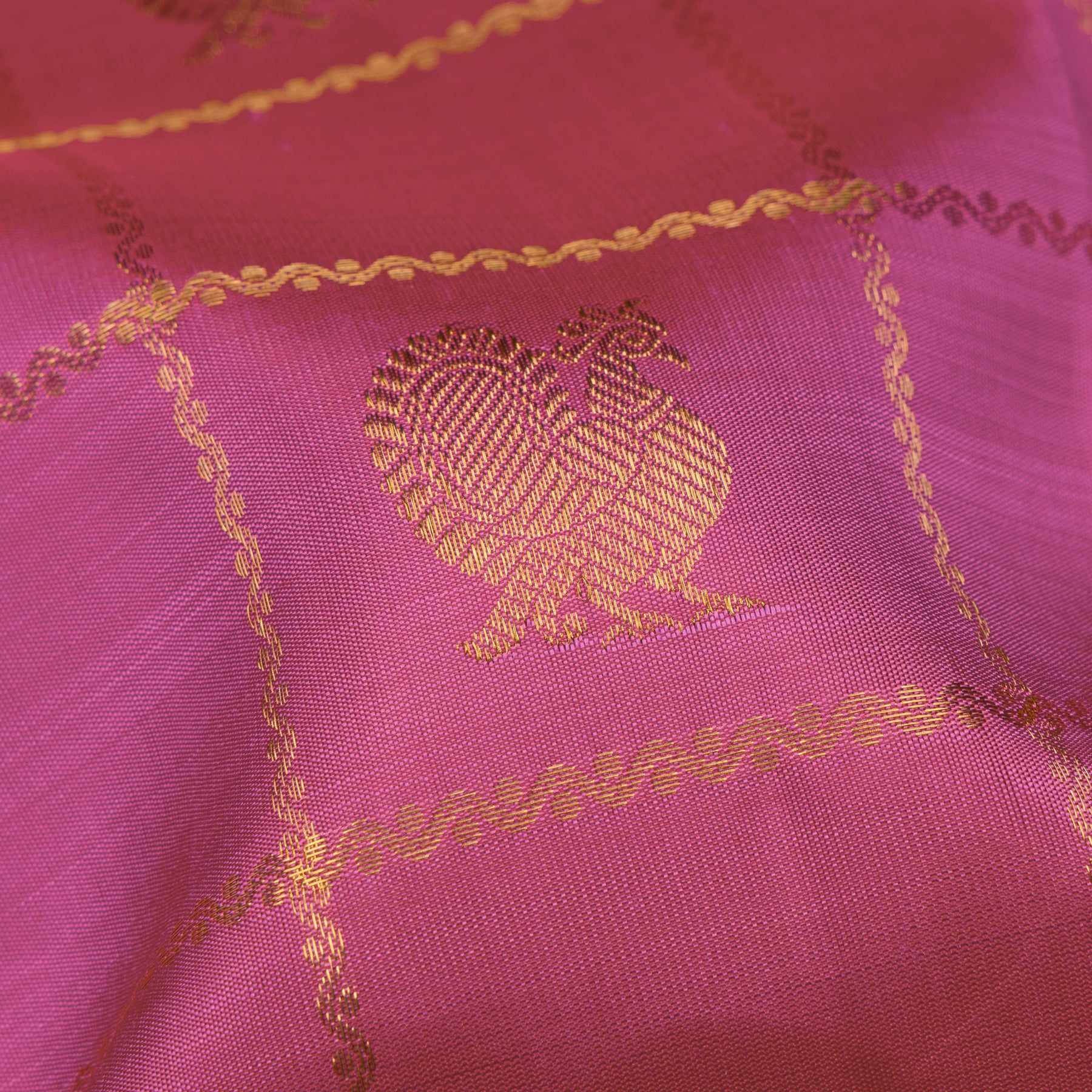 Kanakavalli Kanjivaram Silk Sari 26-110-HS001-01737 - Fabric View