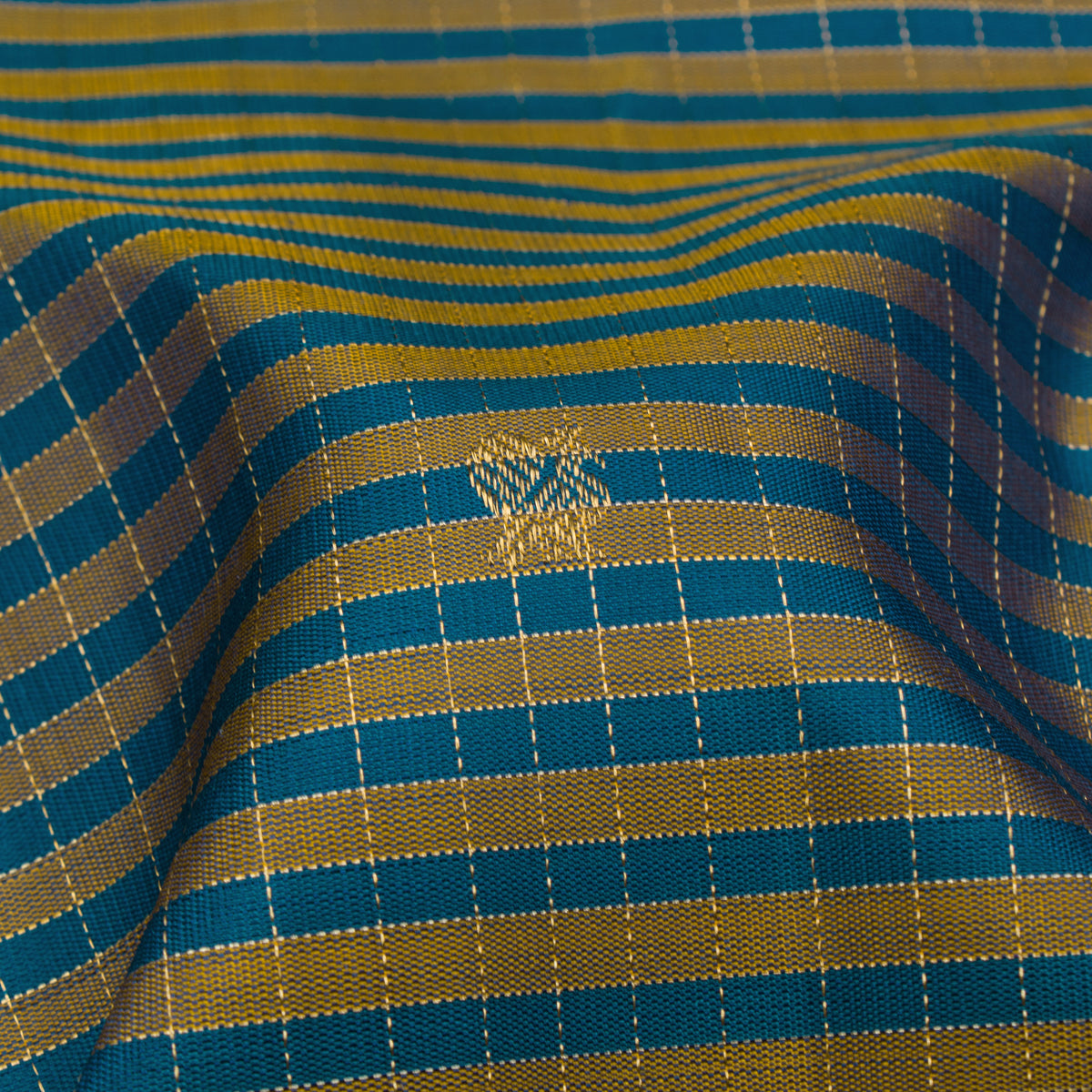 Kanakavalli Kanjivaram Silk Sari 26-615-HS001-02640 - Fabric View